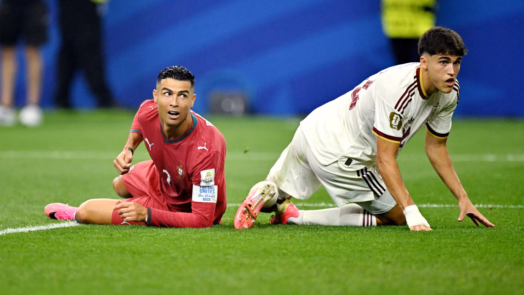 Pau Cubarsí, junto a Cristiano Ronaldo en el Portugal - España.