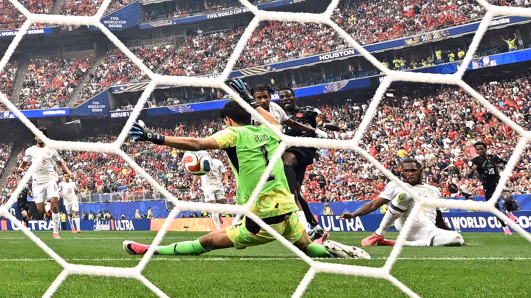 Bono parando el balón en el partido contra Canadá.