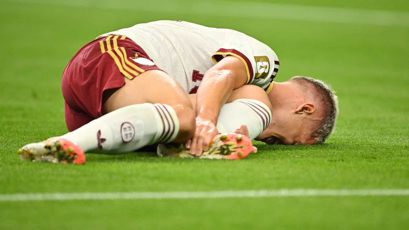 Dani Olmo se duele en el suelo.
