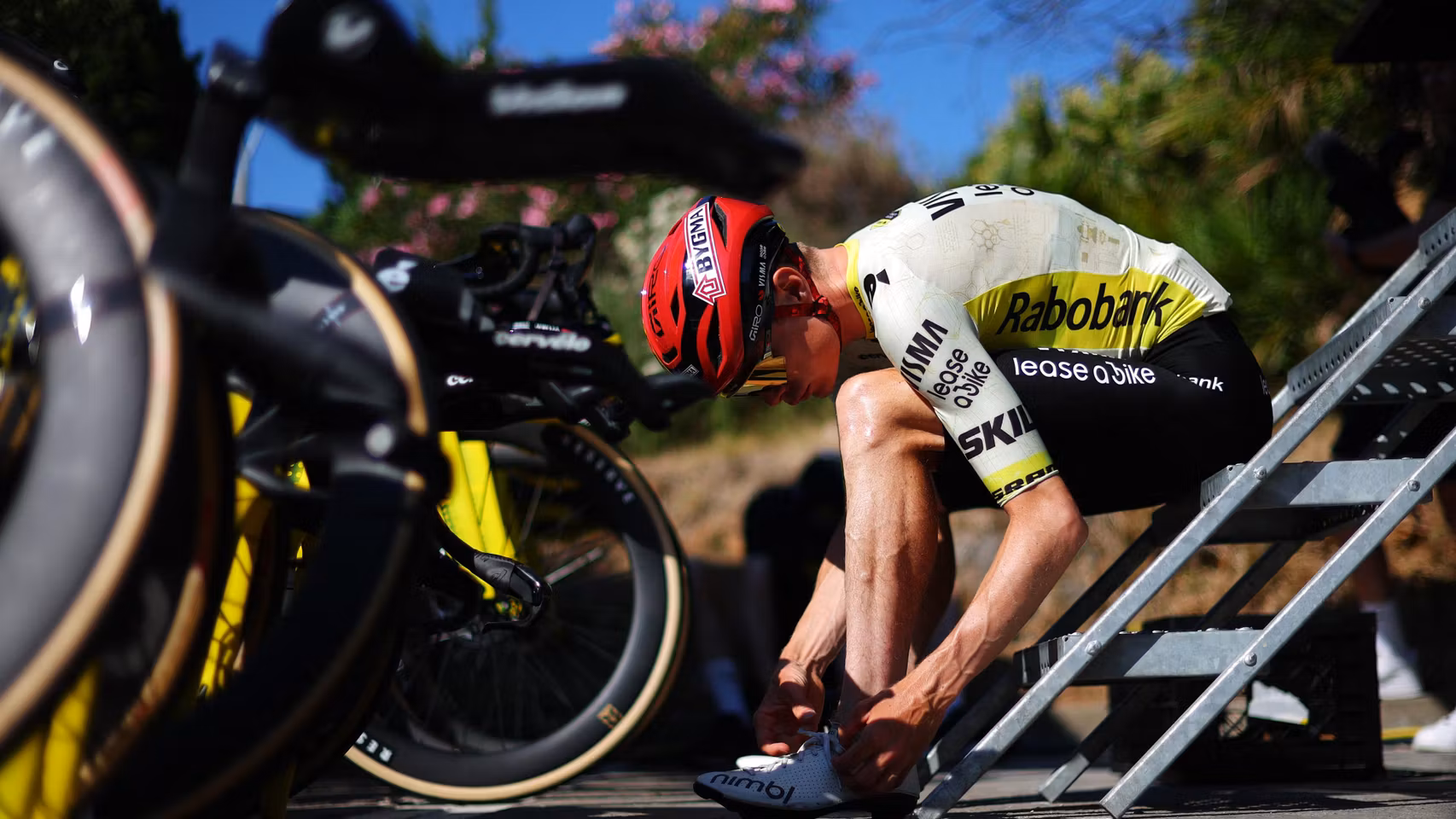 Jonas Vingegaard se prepara para subirse a la bicicleta.