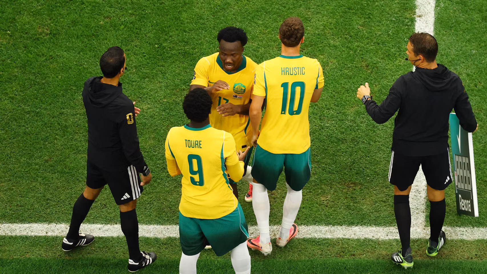 Irankunda en el cambio durante el partido contra Australia.