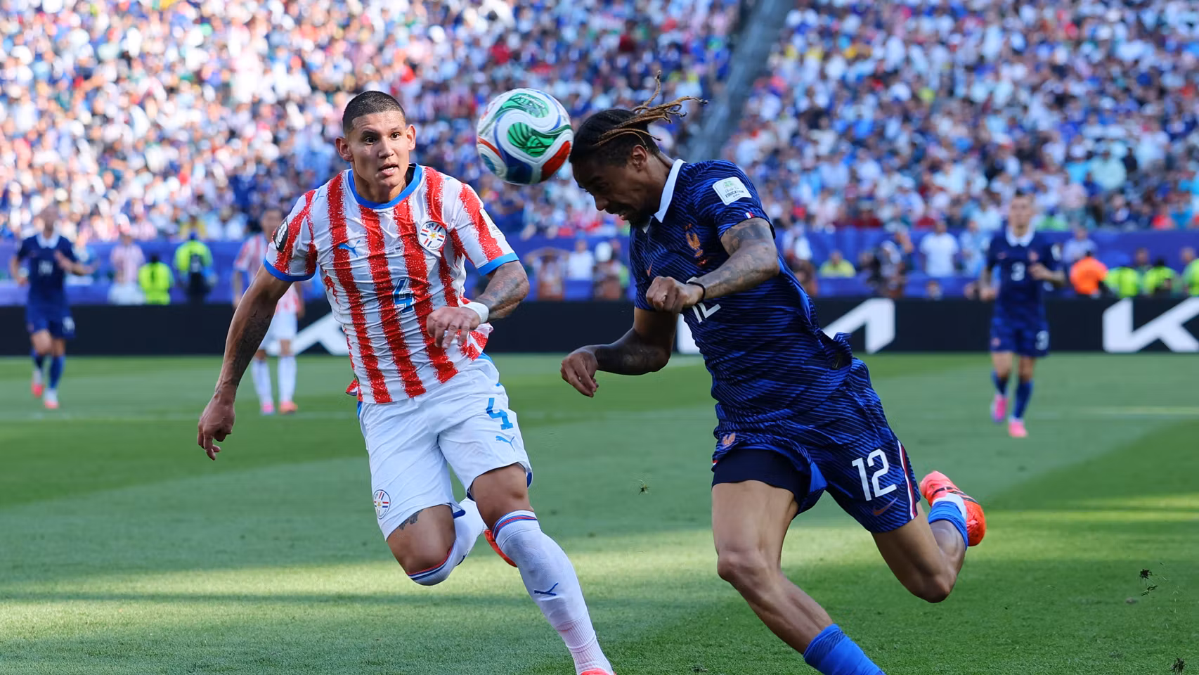 Barcola se lleva el balón de cabeza.