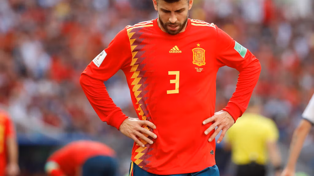 Gerard Piqué, cabizbajo, en el partido de España ante Rusia.