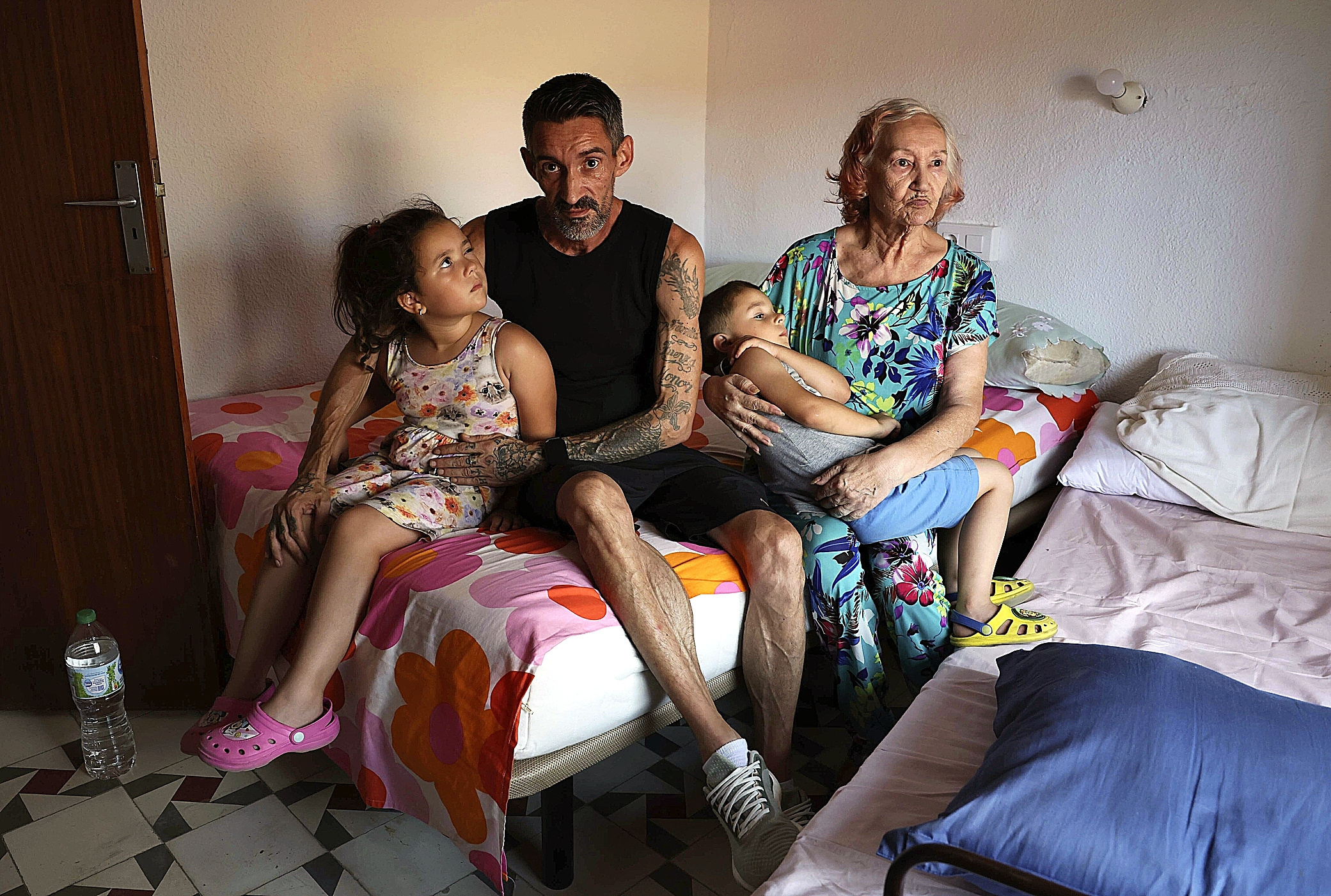 Moisés y su madre, junto a los hijos de este, ayer, en una habitación del convento de Antas, Almería