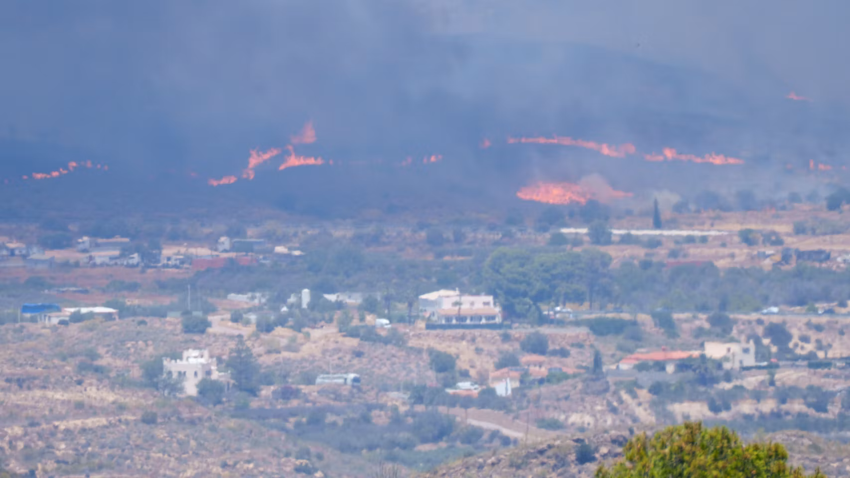 Imagen del incendio forestal declarado en la zona de los Gallardos (Almería).
