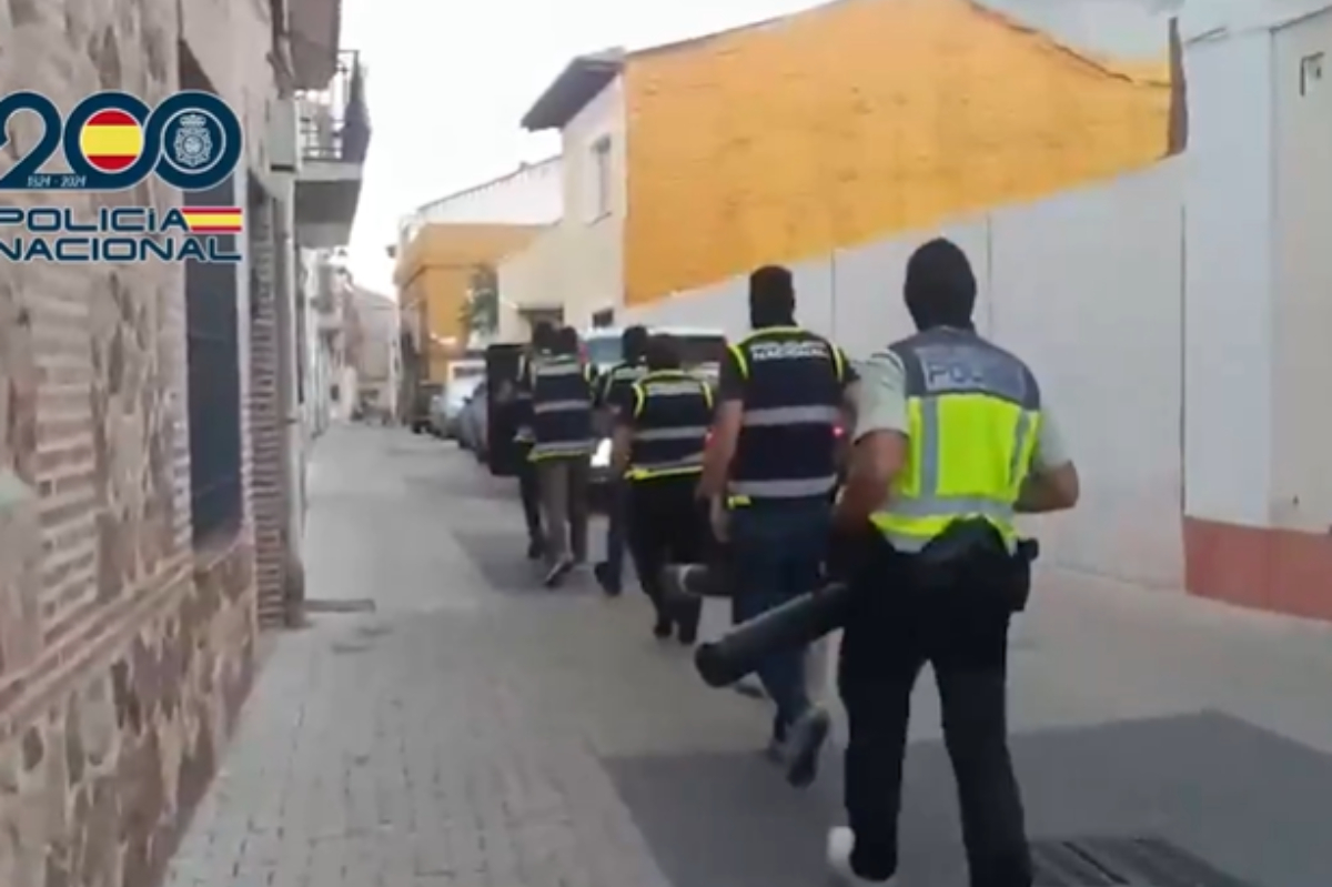 Agentes de la Policía Nacional, durante el operativo de la detención.