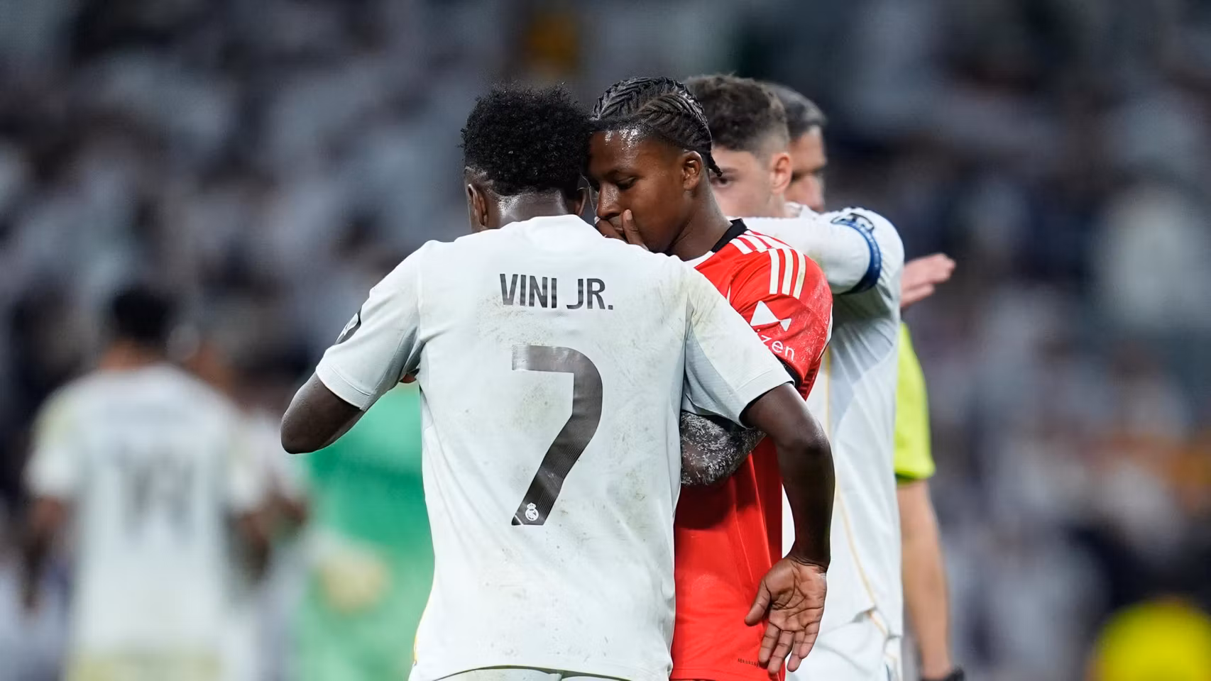 Sidny Lopes Cabral, en el Benfica, dialogando con Vinicius en un partido de Champions.