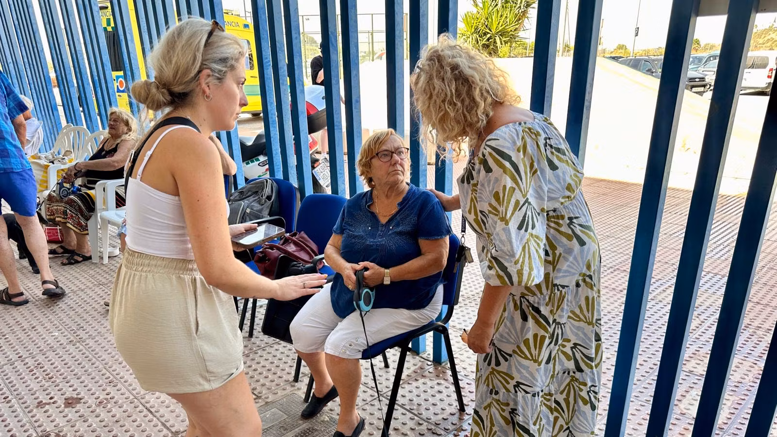 Dos voluntarias atienden a la británica Mandy Batt, que vive en Los Gallardos y fue desalojada.