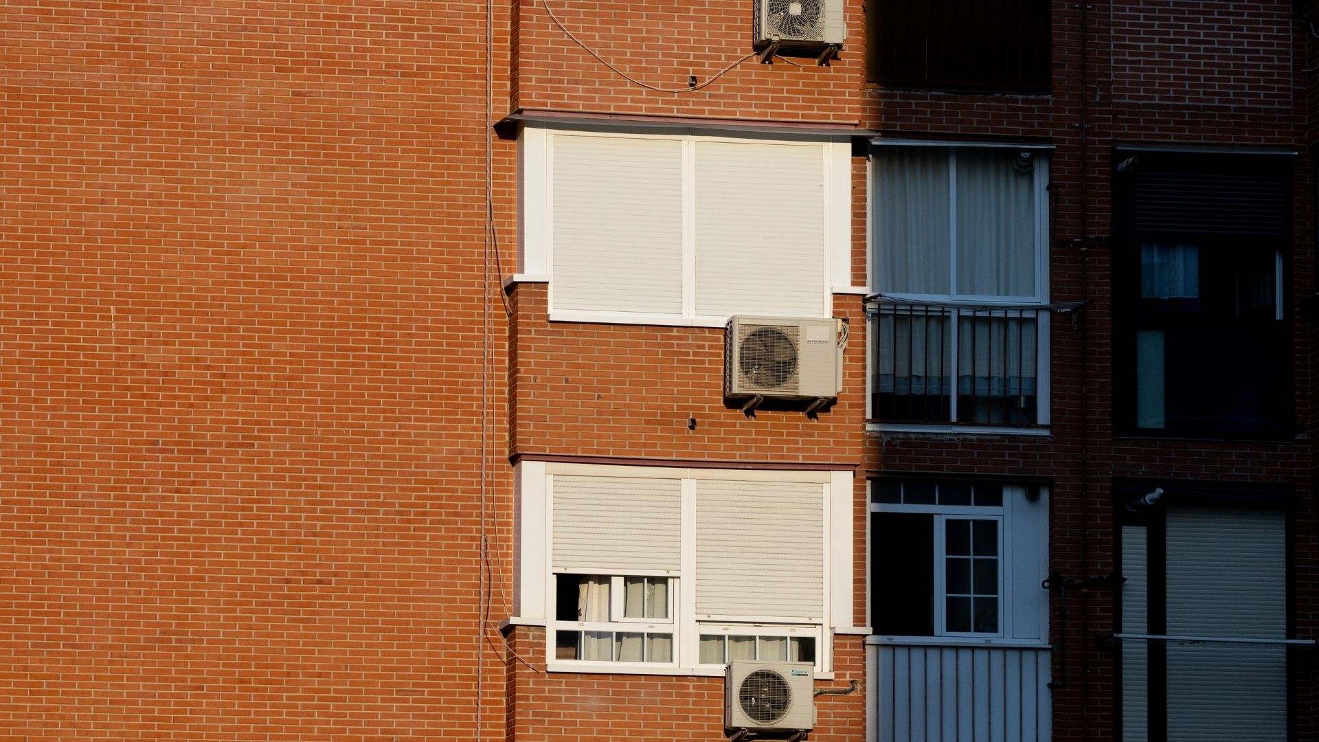 Multas de hasta 1.000 euros a los vecinos si su aire acondicionado gotea agua en la calle