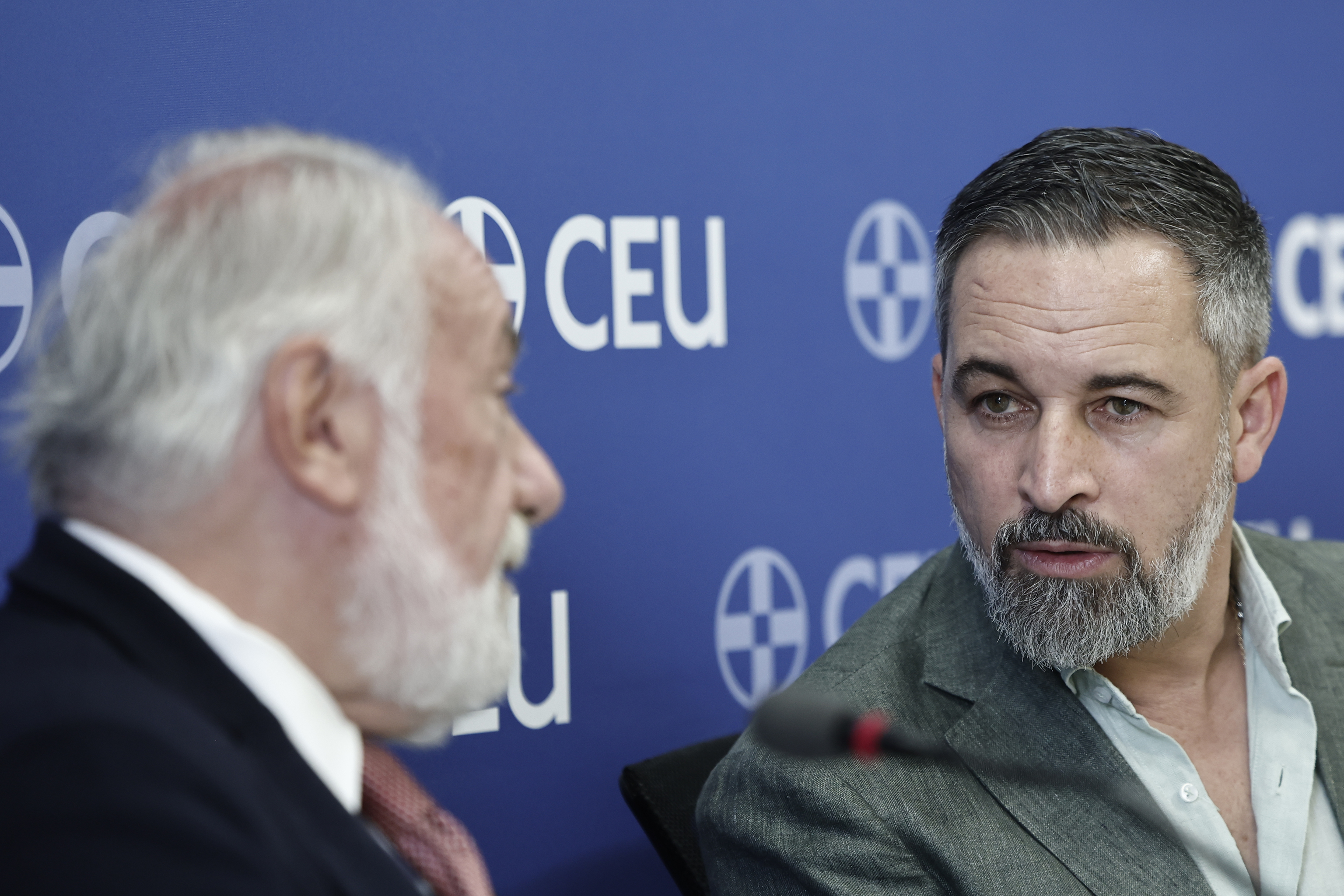 Abascal, con Jaime Mayor Oreja, ex ministro del Interior, en los cursos de verano del CEU.