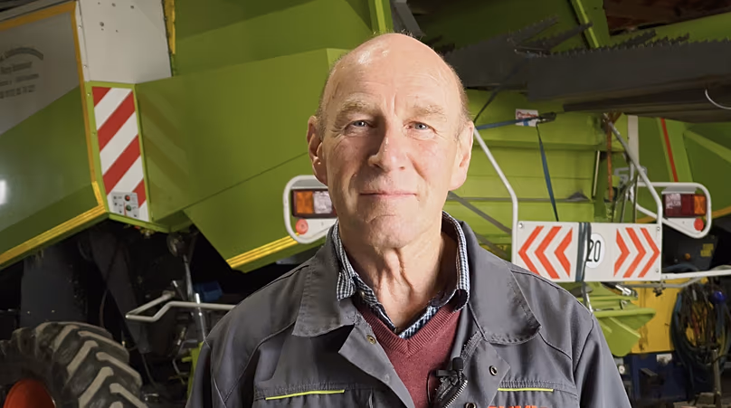 Georg Bockmaier: "If I take my combine harvester with a cutting width 7.50 metres, I get through the rows of PV panels without any problem.“