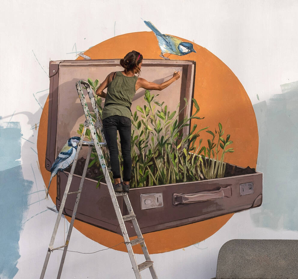 Irene León creando uno de sus murales de Gran Canaria. (Foto: cortesía)