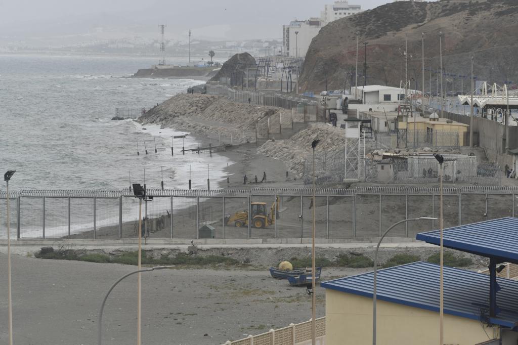 Vallas con concertinas en la playa contigua al espigón del tarajal en Ceuta