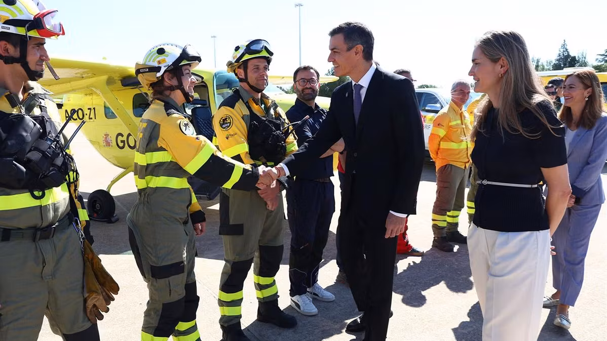 Pedro Sánchez, presidente del Gobierno, y Sara Aagesen, vicepresidenta tercera, en la exhibición para la campaña contra incendios 2026, el pasado mayo en Torrejón.