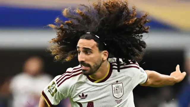 El futbolista Marc Cucurella durante un partido de la selección española que juega con la segunda equipación en blanco.