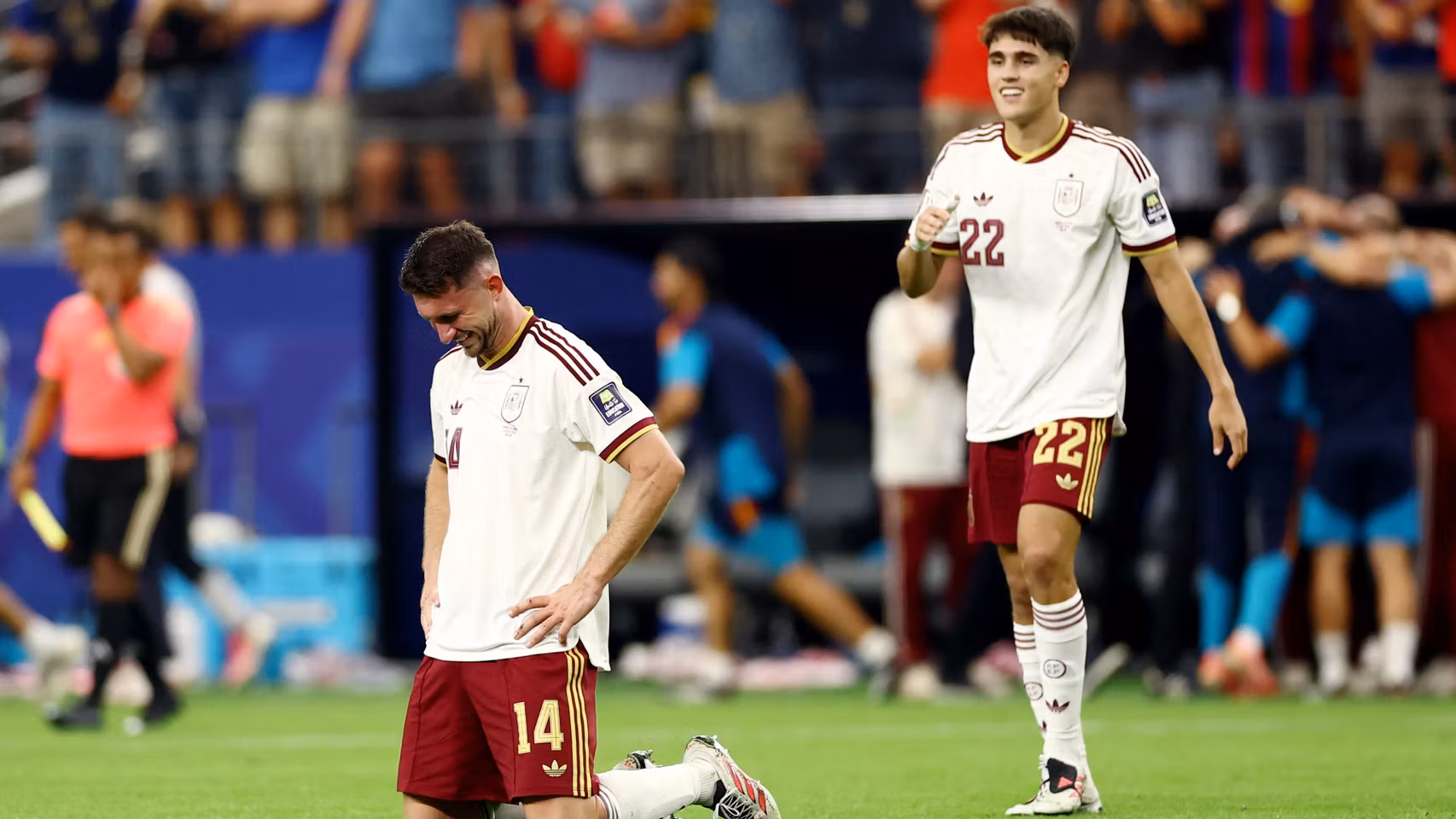 Cubarsí va en busca de Laporte tras la victoria ante Francia. 