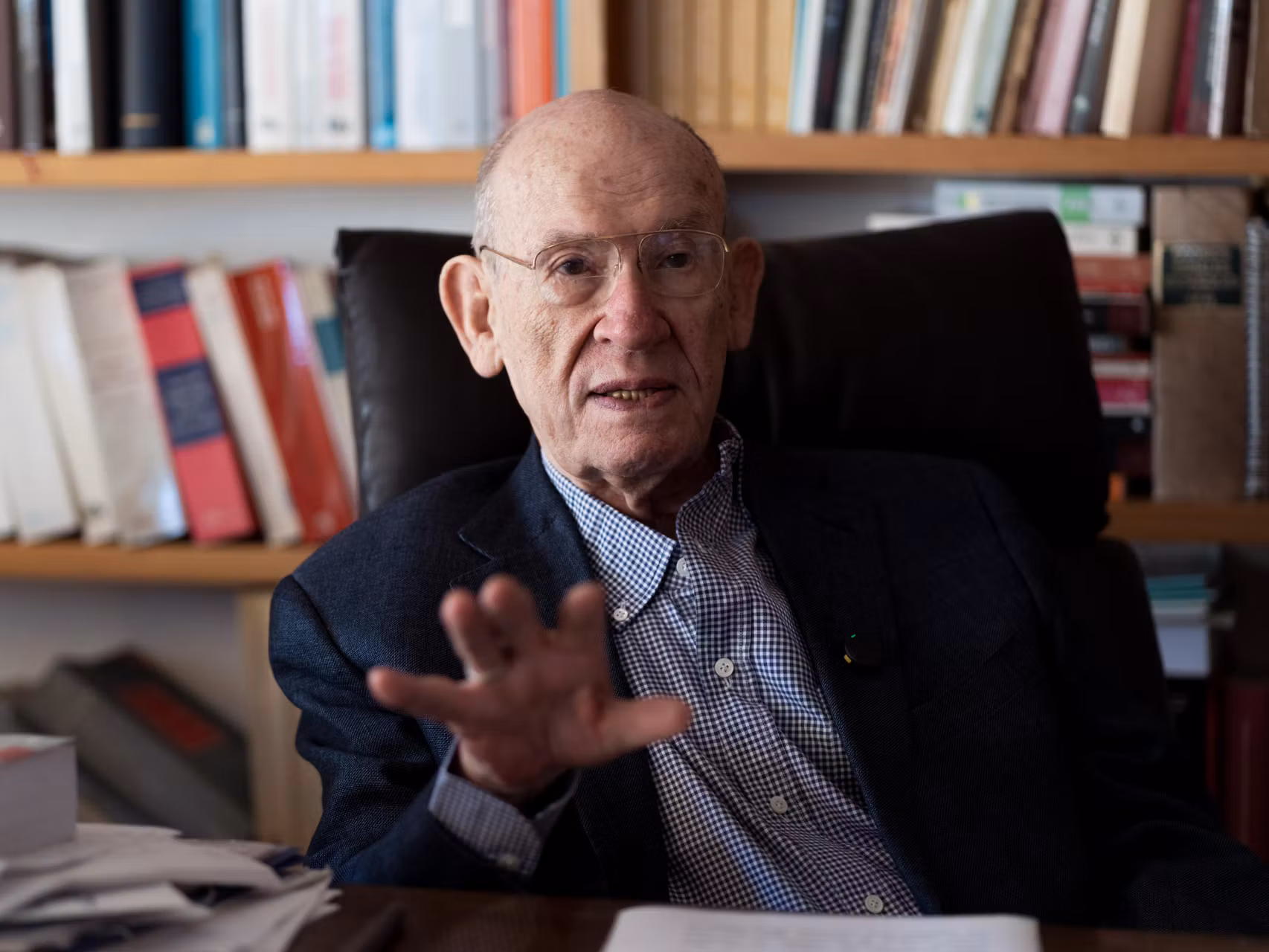 El jurista Enrique Gimbernat, este viernes en su casa de Madrid durante la entrevista con EL ESPAÑOL.