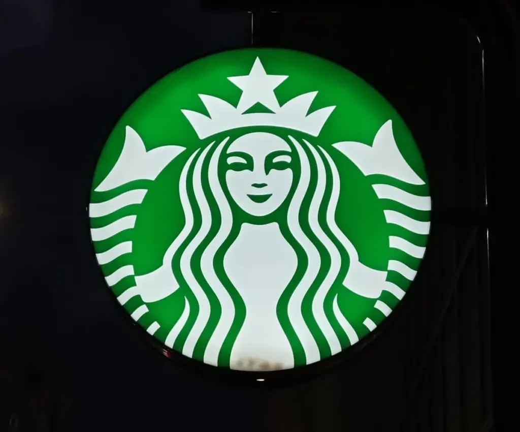 Café frío en casa: el truco para que la Taza Logo Blanca 237ml de Starbucks guarde el calor