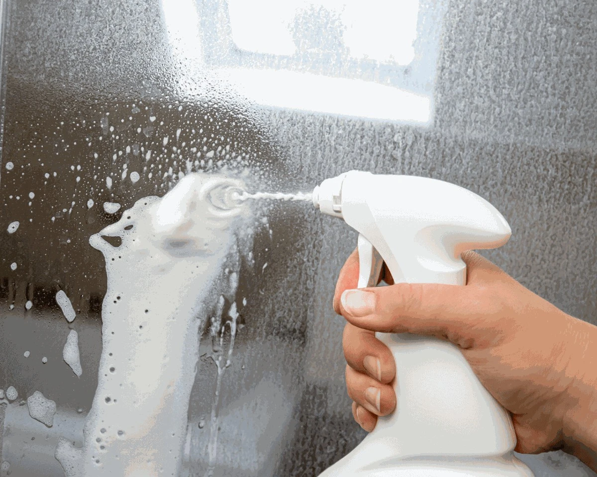 Cal de agua en la ducha: el truco del abrillantador que la elimina - image 1