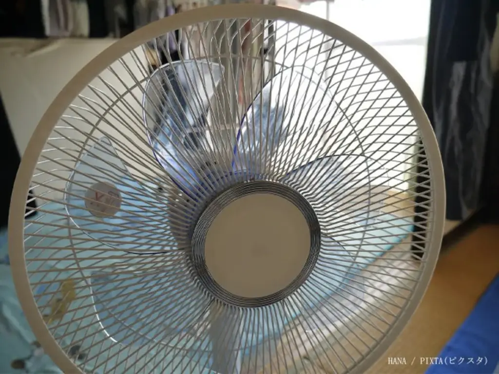 Calor en casa: por qué el experto de Twinbird gira el ventilador hacia fuera