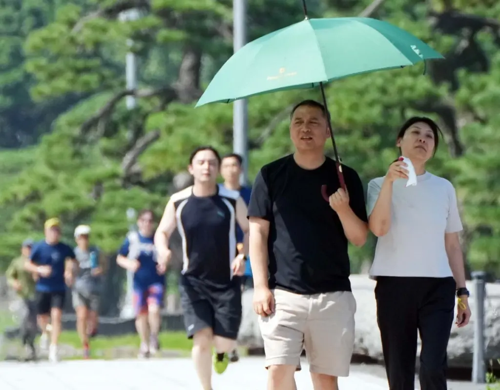 Calor extremo en Tokio: por qué en Japón ya no usan traje