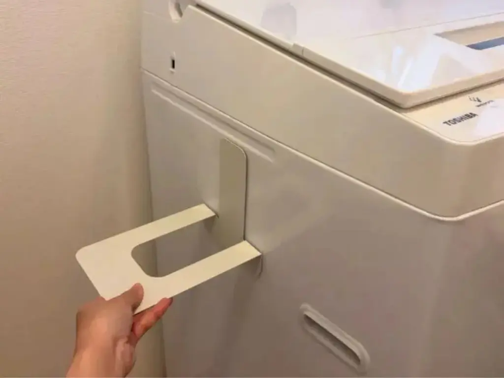 Caos en el baño: el truco del sujetalibros para colgar tu secador de pelo