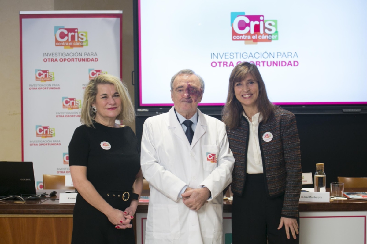 Cristina Domínguez, paciente; doctor Mariano Barbacid y Lola Manterola, presidenta de CRIS Contra el Cáncer. (Cris Contra el Cáncer)