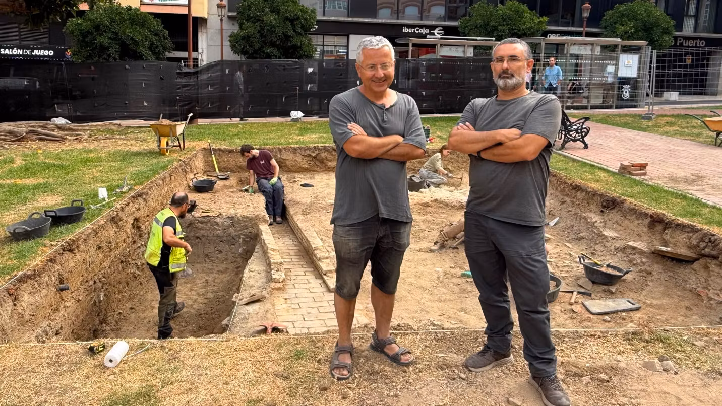 El director del proyecto, Alfredo Mederos, junto al arqueólogo onubense, Diego González Batanero, en la Plaza Arqueológica.