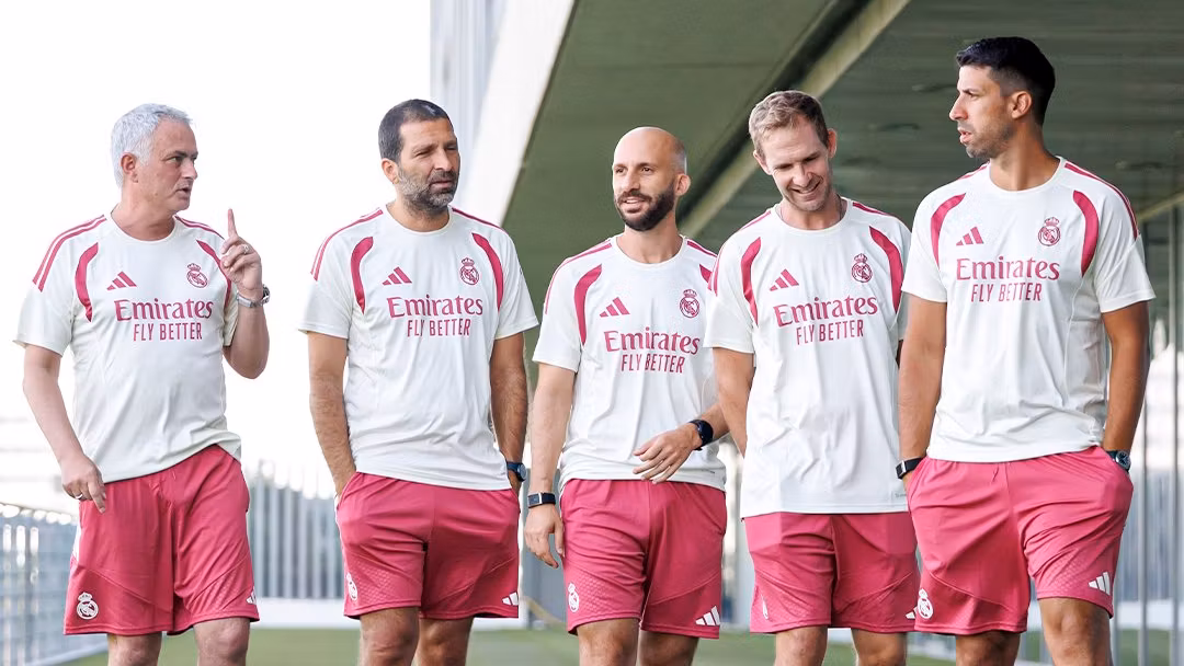 Mourinho, junto a su staff en su primer día en Valdebebas.