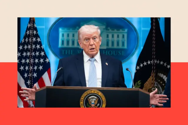 Donald Trump, vestido con un traje azul oscuro y una corbata azul claro, de pie detrás de un podio.