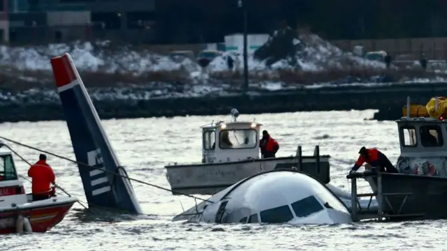 Equipos de rescate aseguran el vuelo 1549 de US Airways que flotaba en el agua tras estrellarse en el río Hudson el 15 de enero de 2009 en la ciudad de Nueva York. El Airbus 320 se estrelló poco después de despegar del aeropuerto LaGuardia con destino a Charlotte, Carolina del Norte.