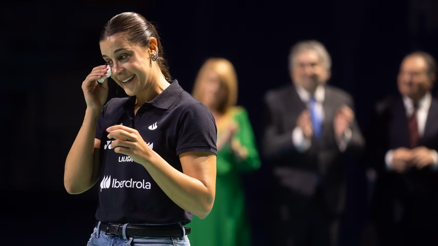 Carolina Marín, emocionada en un acto de homenaje.