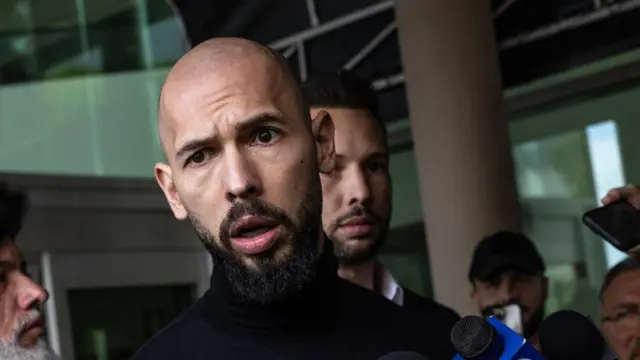 Andrew Tate (izq.) y Tristan Tate (der.) llegan a Estados Unidos tras el levantamiento de la prohibición de viaje que se les impuso, al Aeropuerto Internacional de Fort Lauderdale-Hollywood el 27 de febrero de 2025 en Fort Lauderdale, Florida.