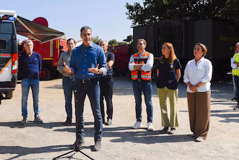 El presidente del Gobierno, Pedro Sánchez, ofrece declaraciones a los medios durante la visita al Puesto de Mando Avanzado (PMA) instalado para gestionar las labores de extinción del incendio forestal de Burgohondo, a 27 de julio de 2026, en Navaluenga, Ávila, Castilla y León (España). (Mateo Lanzuela - Europa Press).