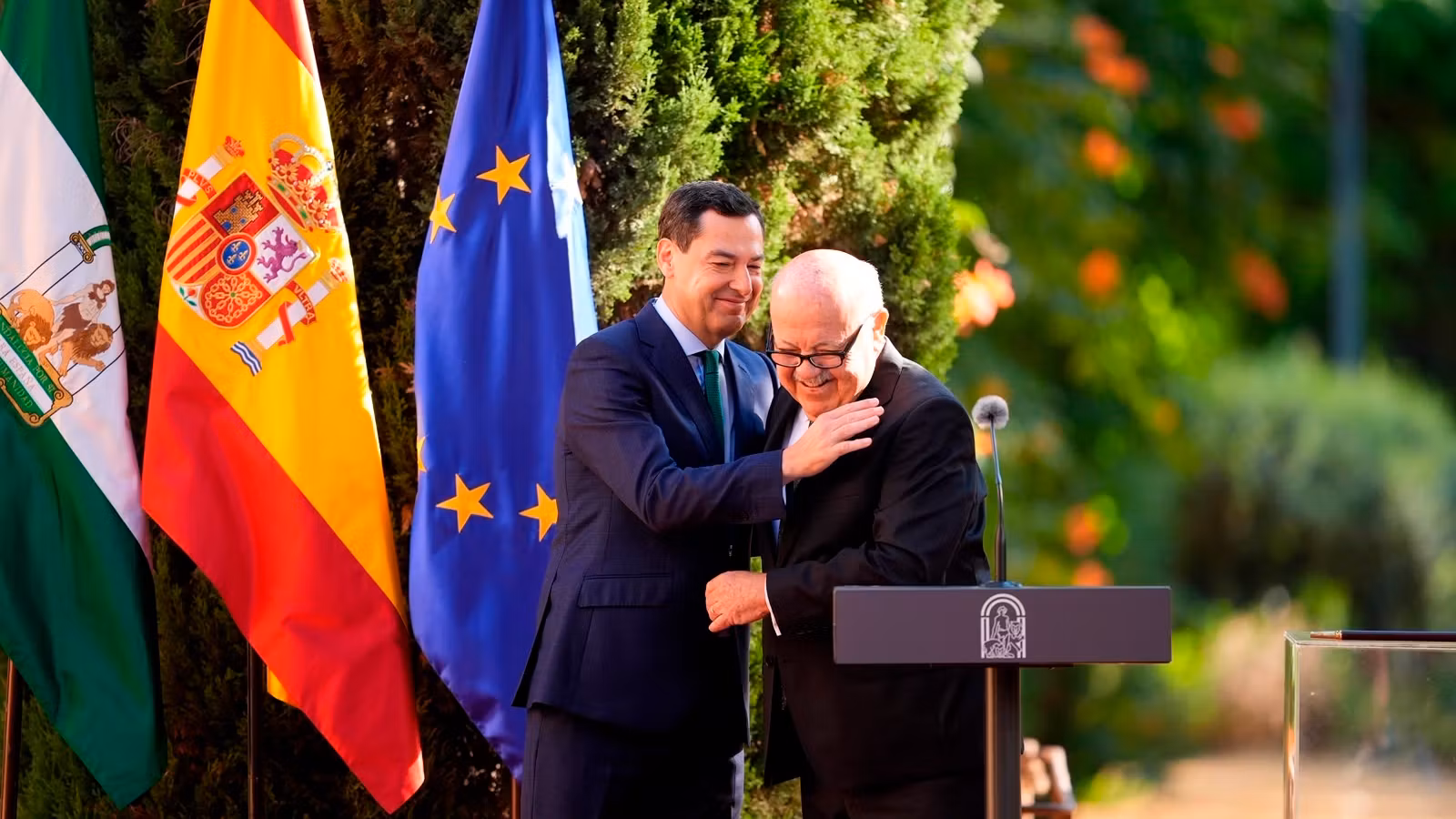 Juanma Moreno y Jesús Aguirre se abrazan en la ceremonia de toma de posesión en San Telmo, Sevilla
