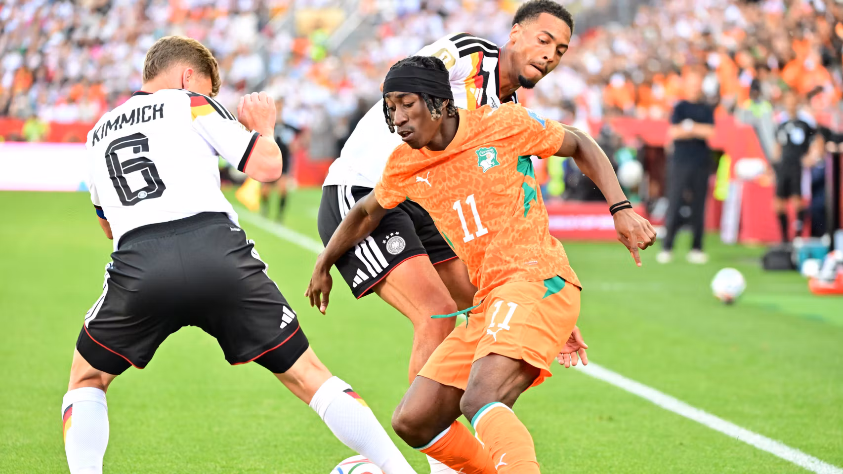 Yan Diomande, presionado por Kimmich y Nmecha.