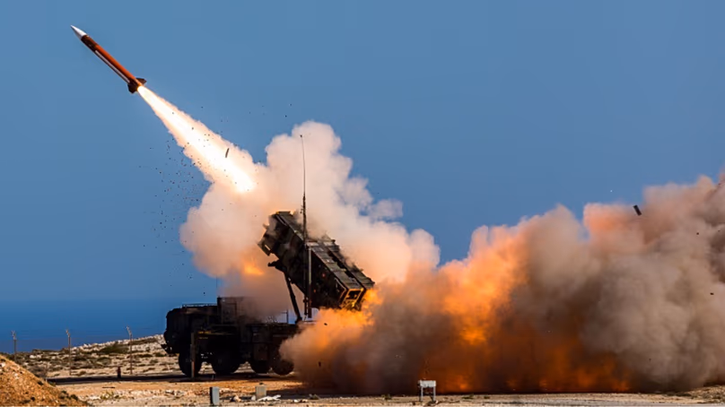 Deutsche Soldaten feuern das Patriot-Waffensystem auf der NATO-Raketenabschussanlage in Chania, Griechenland, ab.