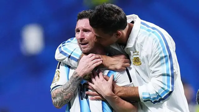 El portero suplente Juan Musso abraza y besa a Lionel Messi, quien está en llanto.