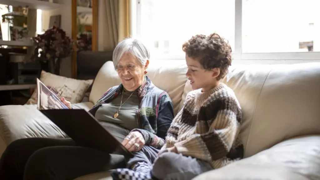 Cuidado con los abuelos: la trampa que afecta a nuestras personas mayores