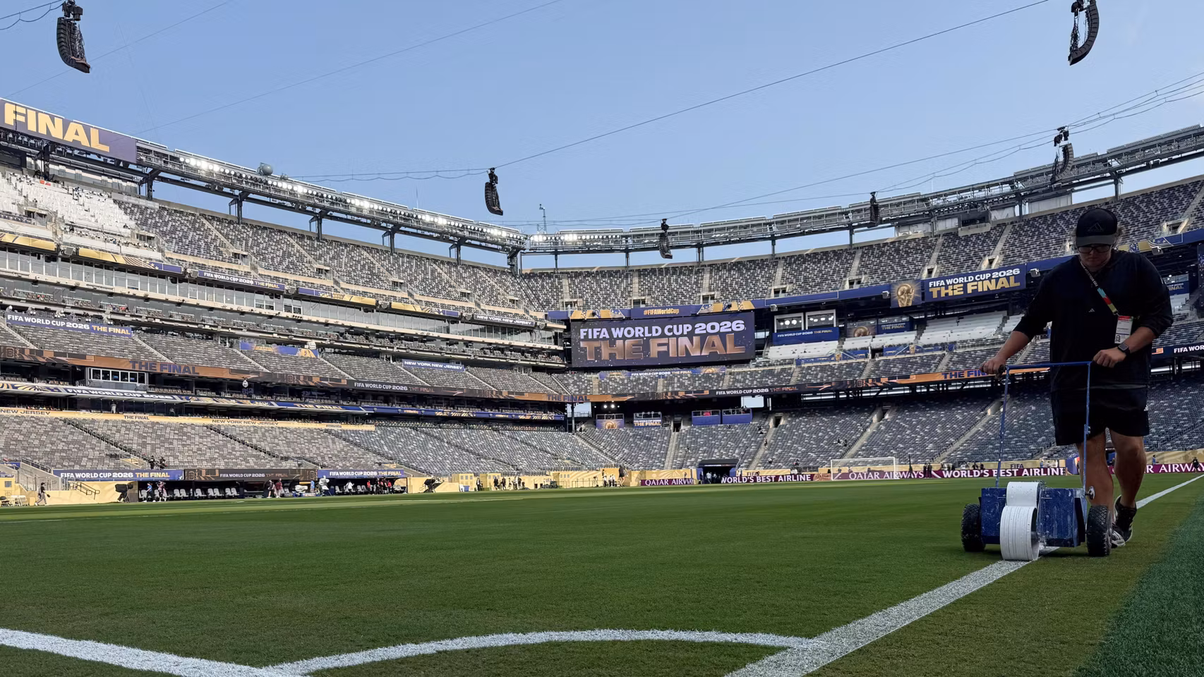 Un trabajador tratando el césped del MetLife Stadium antes de la final.