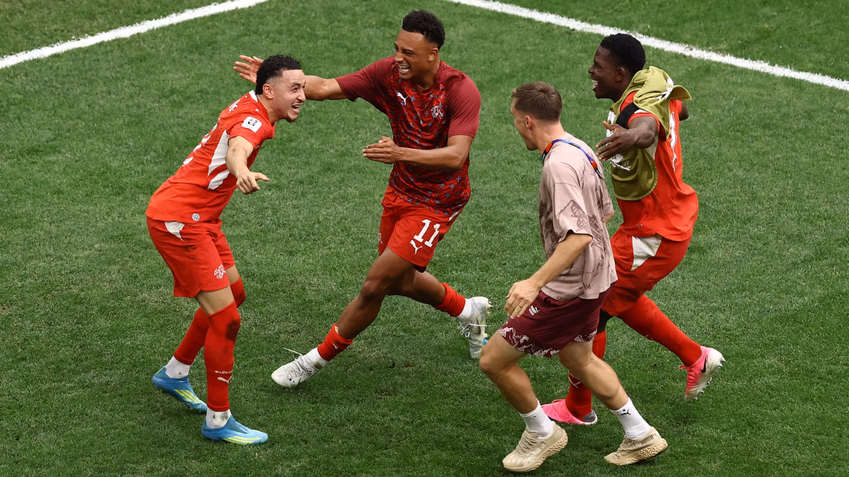 Suiza celebra la clasificación frente a Colombia.