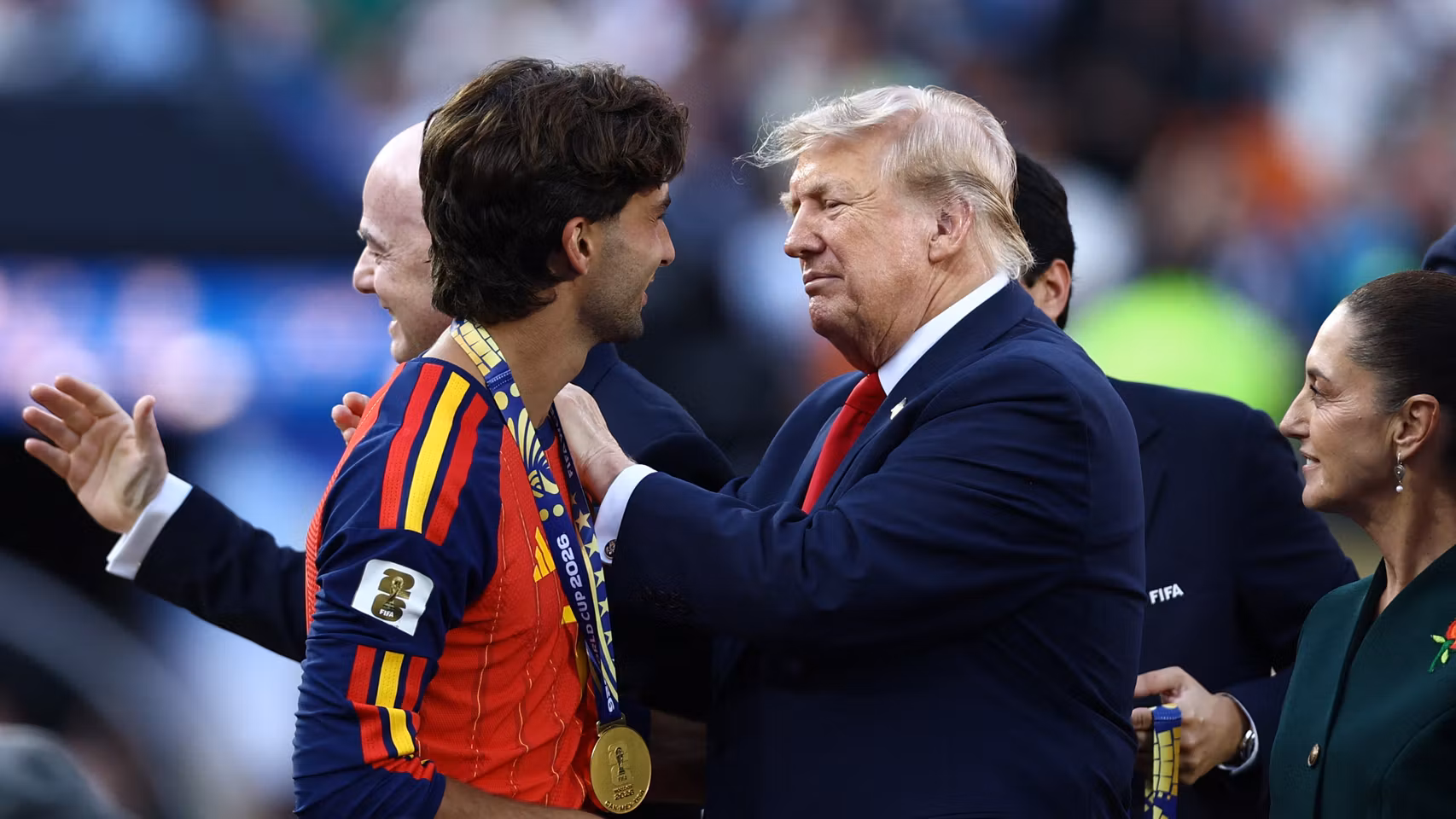 Ferran Torres recibe la medalla de campeón del Mundial.