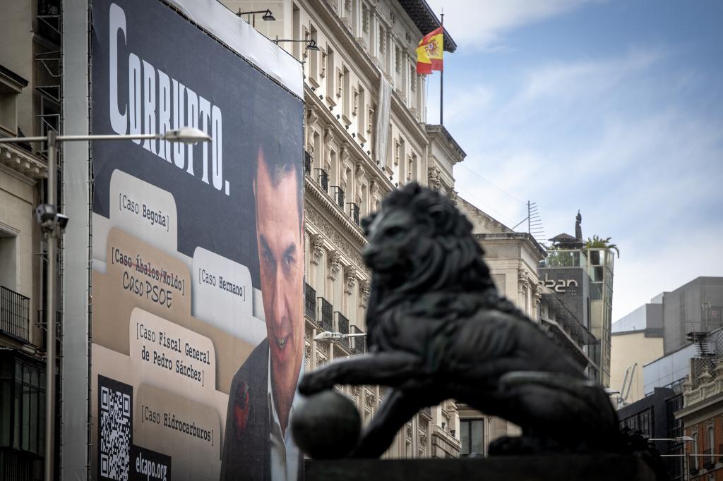 Pancarta contra Pedro Sanchez que colgó Hazte Oír frente al Congreso de los Diputados en mayo de 2025.