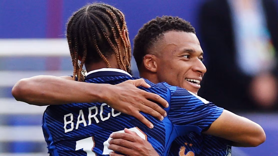 Bradley Barcola de Francia celebra el segundo gol con Kylian Mbappé. 