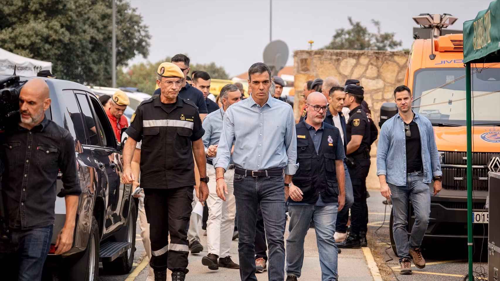 El presidente Pedro Sánchez, este sábado, durante su visita al Puesto de Mando Avanzado de Cenicientos (Madrid).