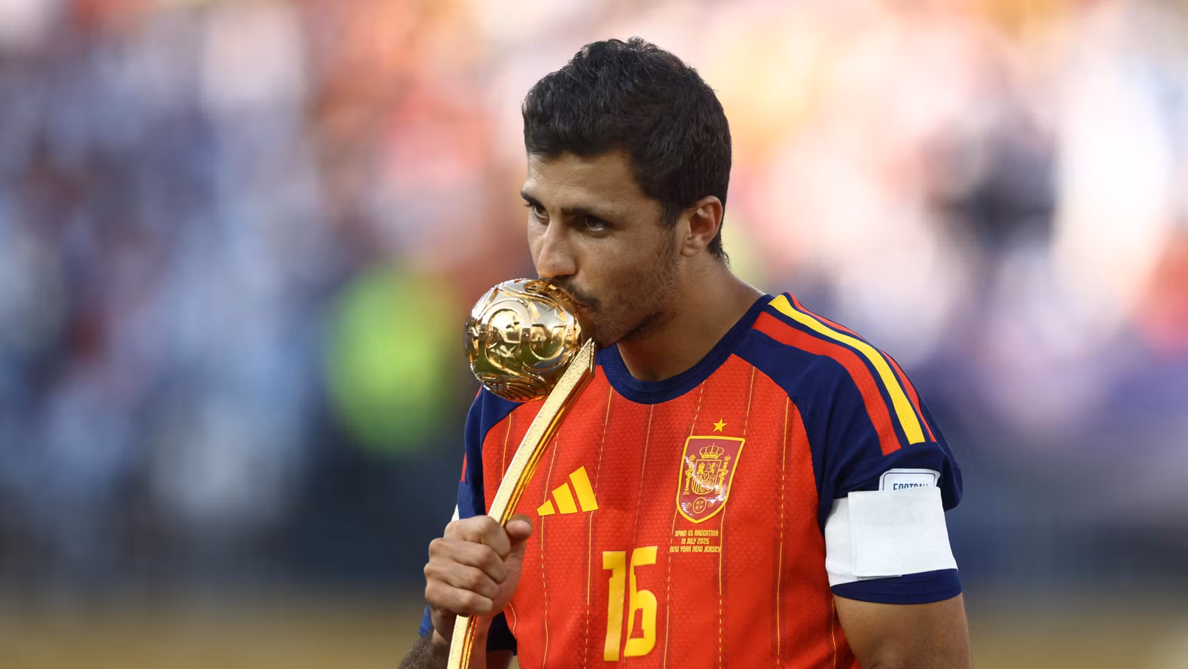 Rodri Hernández besa el trofeo del mejor jugador del Mundial.