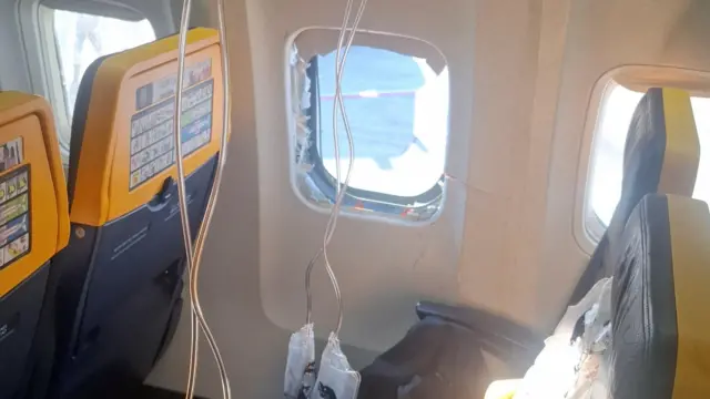 Una ventanilla rota y el interior del avión de Ryanair tras un aterrizaje de emergencia notificado, en una ubicación identificada como Salónica, Grecia.