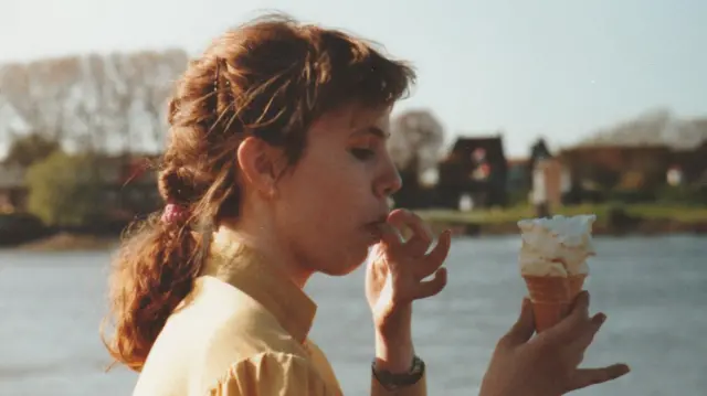 Nina Blom comiendo un helado