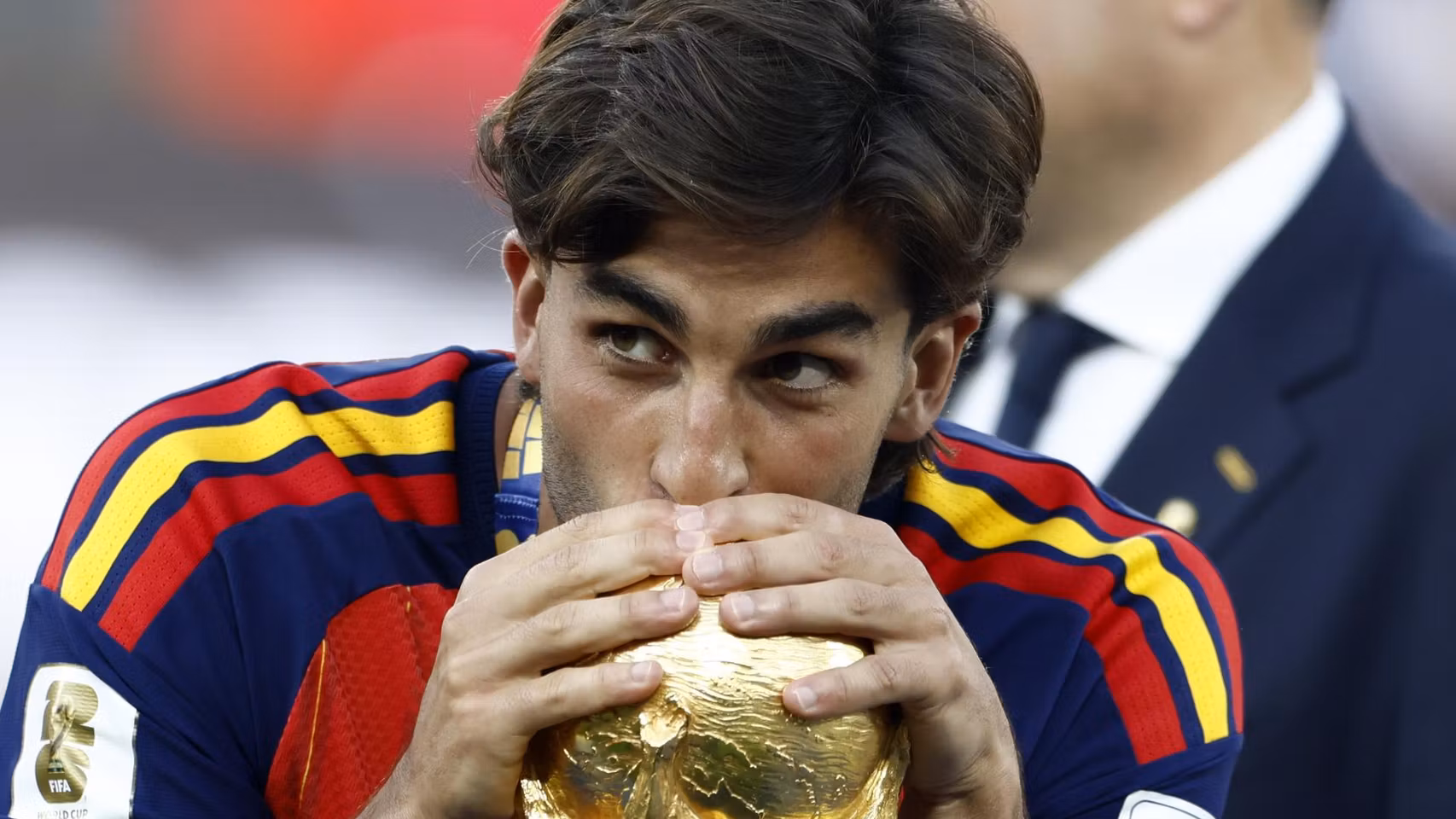 El delantero de la Selección española Ferrán Torres besando la Copa del Mundo el pasado domingo.