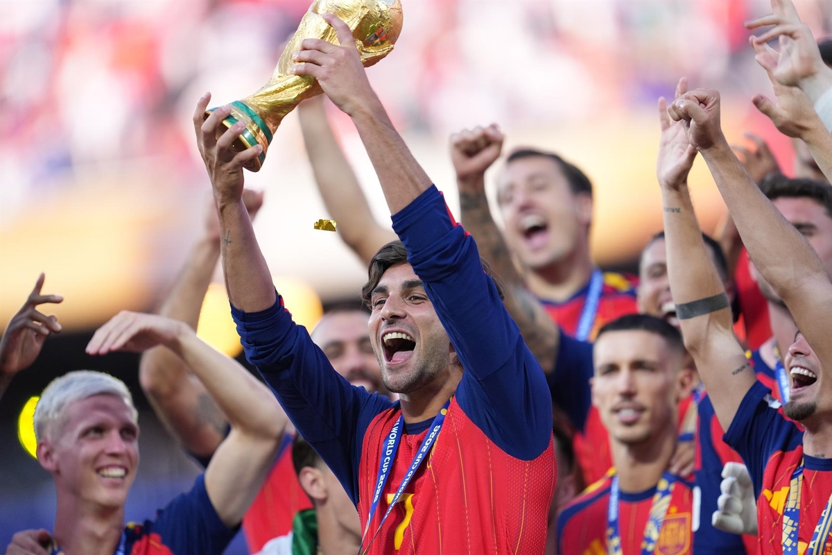 Ferran levanta la copa de campeones del mundo. (Europa Press)